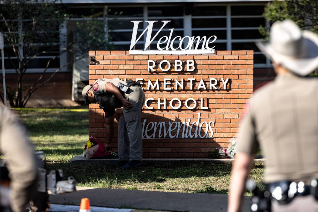 美國德州小學24日發生槍擊案，造成21人死亡，震驚全美。法新社