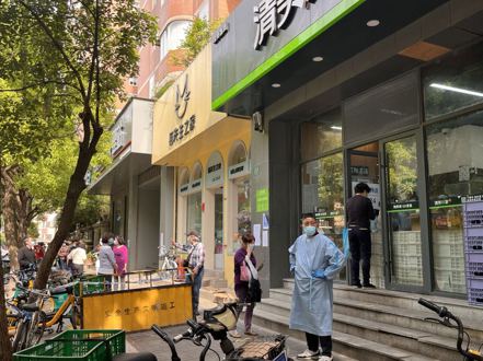 上海疫情逐步解封後，市民到曾經團購的生鮮門市門口首次「線下購買」。澎湃新聞
