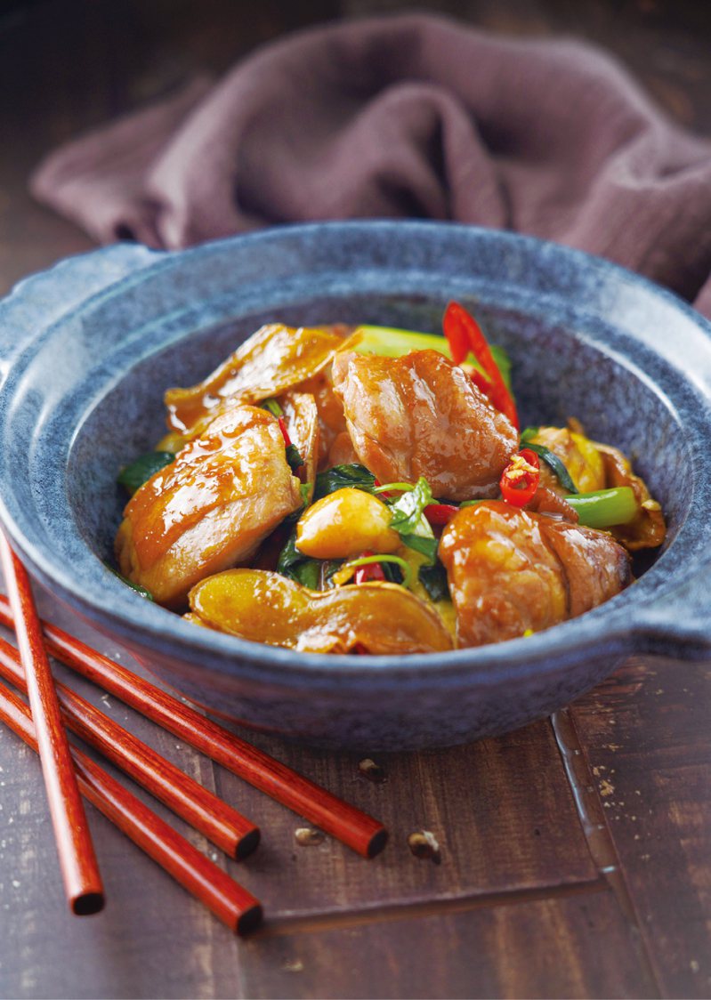 三杯雞是著名台灣料理，但不少資料顯示它是江西菜。圖為吳秉承主廚示範的三杯雞。圖／日日幸福出版社提供
