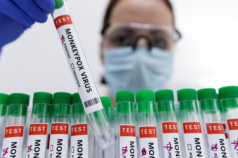 丹麥疫苗製造商「Bavarian Nordic A/S」目前正投入生產更多天花疫苗，該疫苗通常儲存起來以防發生生物戰，同時各國政府也正尋求能預防目前在全球多國爆發感染的猴痘的疫苗。路透