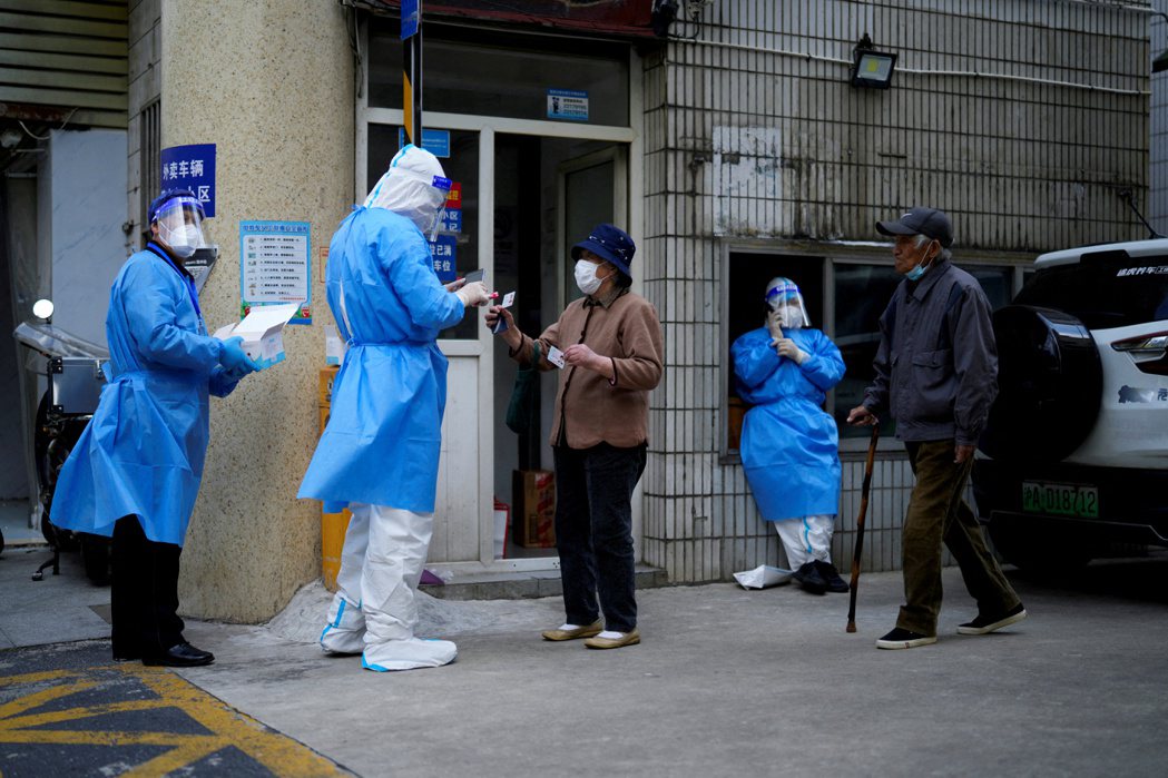 上海居民排隊接受新冠肺炎快篩。路透