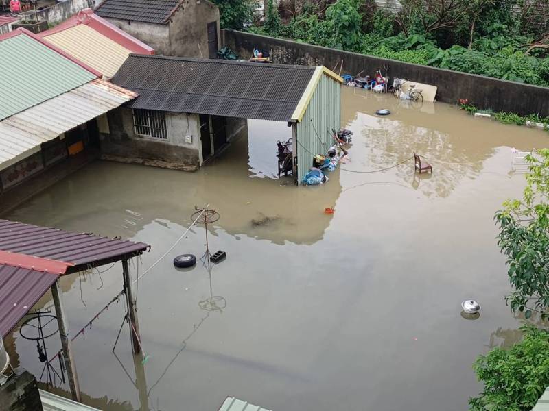 雨彈侵襲，彰化縣伸港鄉淹水嚴重，三合院積水排不出去，如同池塘。圖／賴清美提供