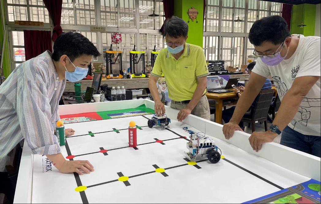 師培研習講師帶領社團老師們研讀機器人賽事規則，並實際操作機器人模擬競賽解題流程。...