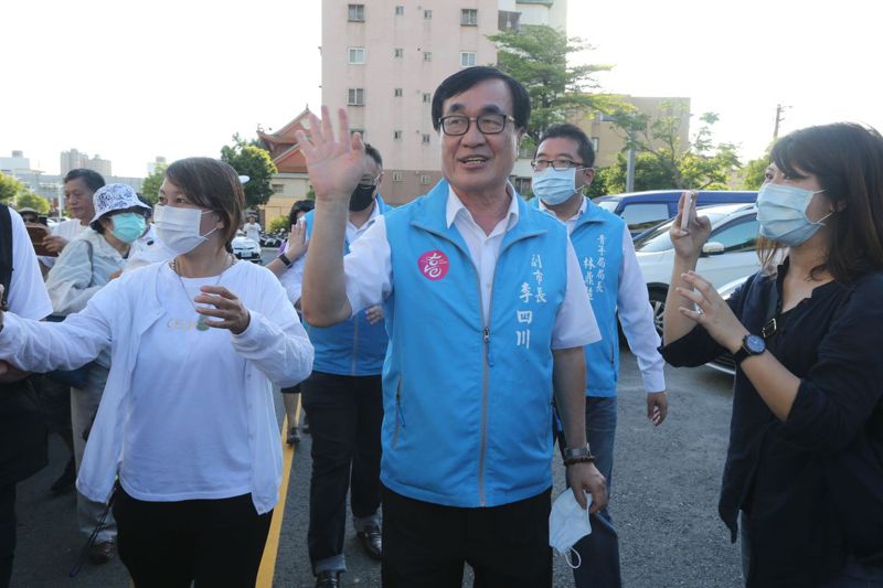 高雄市前副市長李四川（左二）數度被勸進參選高雄市長，但他表明沒有意願。圖／聯合報系資料照片
