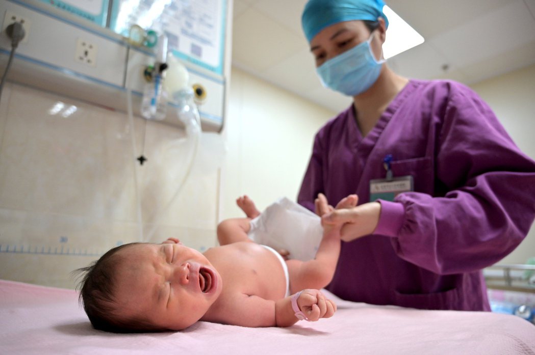 大陸地方政府正打算將試管嬰兒納入醫保，但大陸醫保局的政策還未清晰。圖為廣西南寧市...