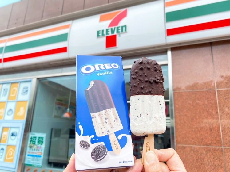 7-ELEVEN自6月1日起獨家推出「OREO脆脆系列－香草雙層雪糕」，售價99...