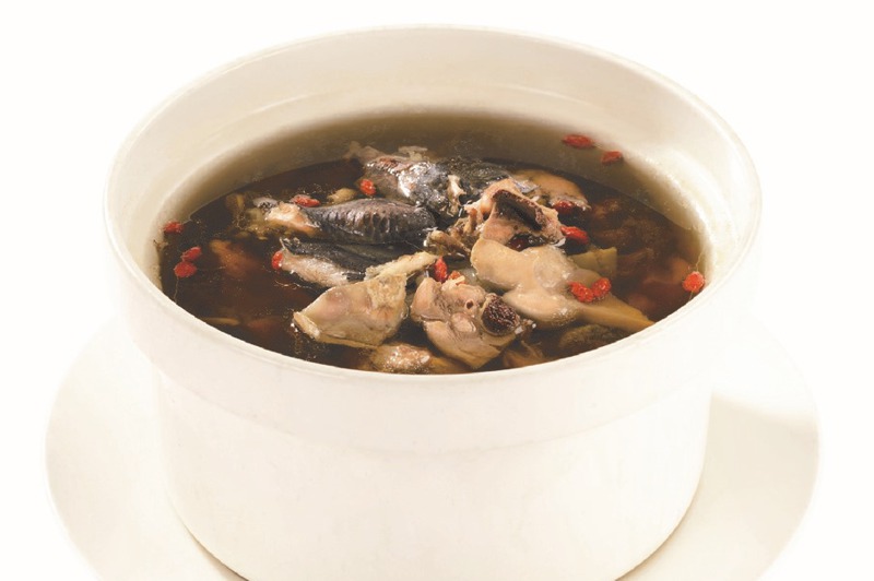 台灣從日本殖民時代開始正式吃鱉，也成為高級菜色，圖為阿美飯店「雞仔豬肚鱉」。圖／遠百提供