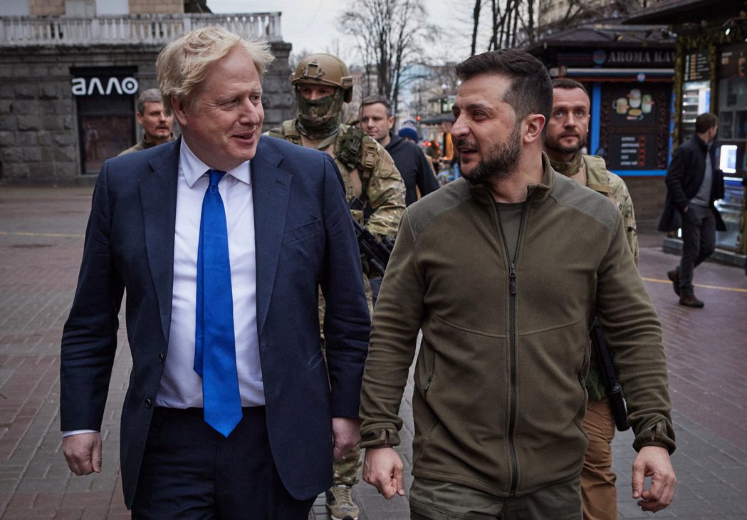 英相強生（左）上月9日秘訪烏克蘭並跟烏國總統澤倫斯基走訪基輔街頭。法新社