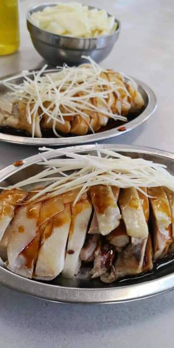 南機場夜市的「山內雞肉」蟬聯四年米其林餐盤推薦。圖/陳鴻提供