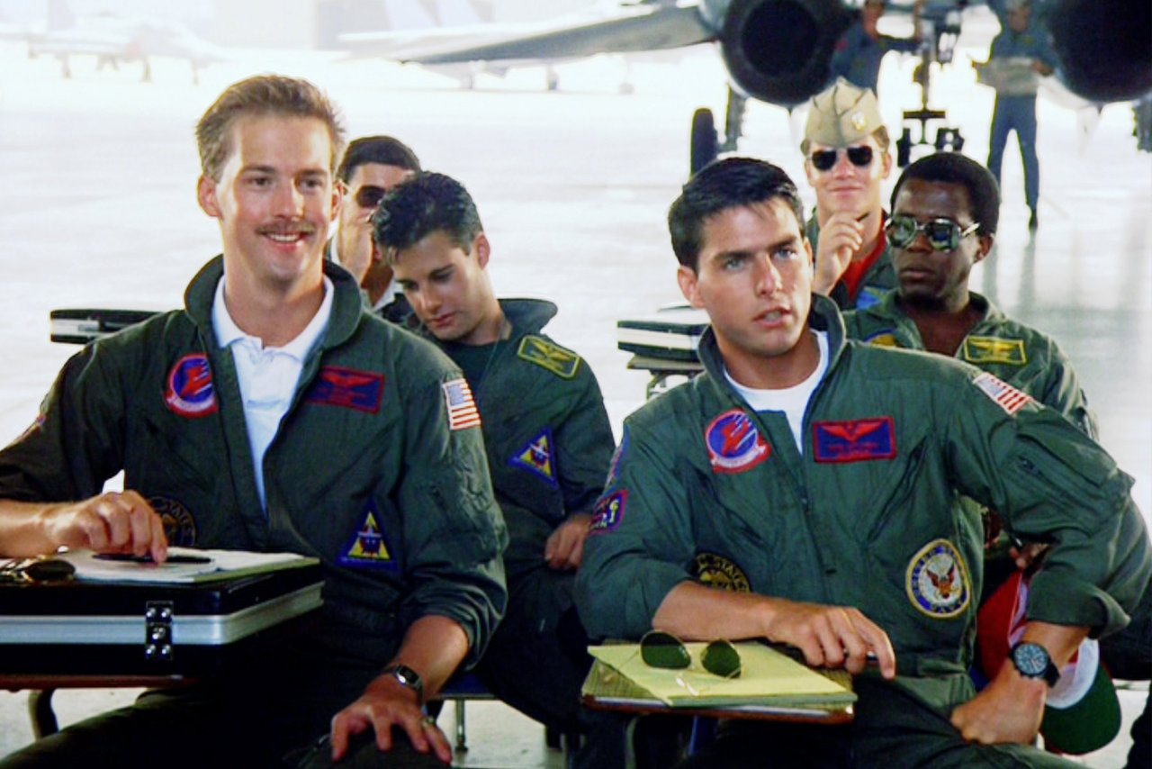 湯姆克魯斯（右）與安東尼愛德華在「悍衛戰士」飾演飛行搭檔。圖／摘自imdb