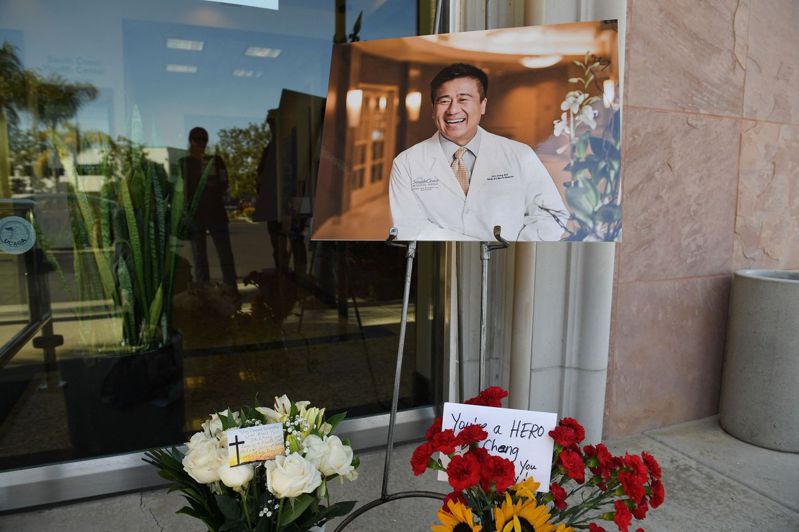 美國南加州華人教會「爾灣台灣基督長老教會」5月15日發生槍擊案，台裔醫師鄭達志勇敢撲向兇手而中槍死亡，民眾16日在他的辦公室外獻花致意。法新社