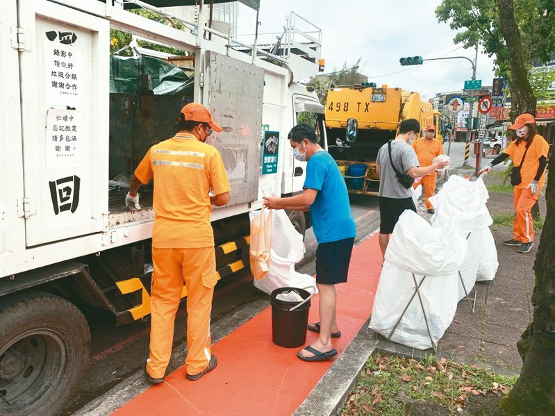 宜蘭環保局全面汰換垃圾車的GPS定位車機，大幅提升車輛預估到站時間的精準度。圖／宜蘭環保局提供