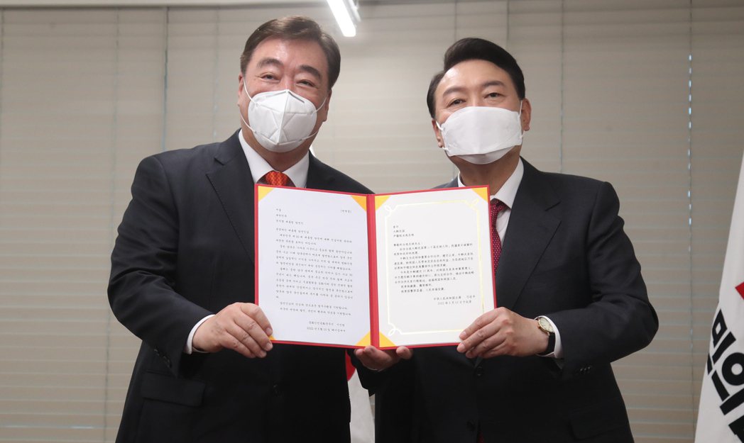 尹錫悅（右）當選南韓總統隔天的3月11在國民力量黨總部會見中國駐韓大使邢海明並接...