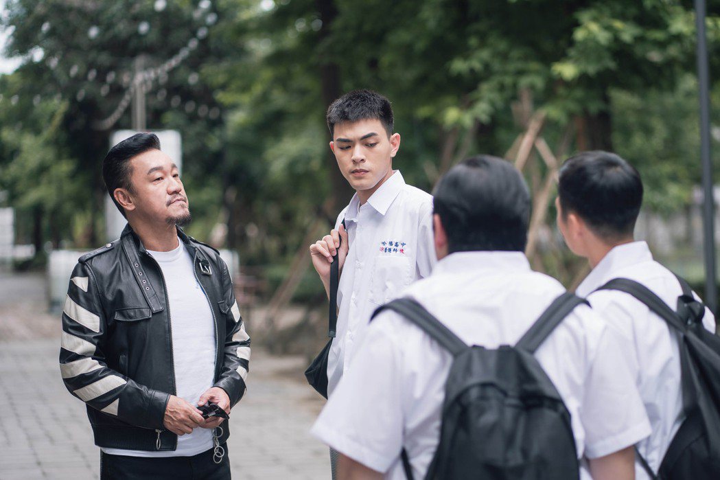 楊翹碩(右)在劇中飾演陳為民兒子，兩人興趣愛好相同，很有話聊。圖／TVBS提供