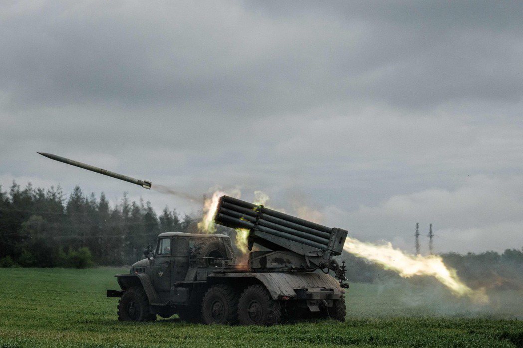 英相強生呼籲向烏克蘭提供遠程多管火箭發射系統（MLRS）等進攻性武器。法新社