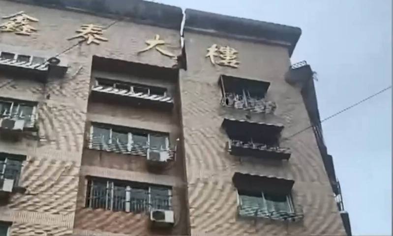 溫州「鑫泰大樓」的樓頂裂開了，巨縫達數米長。微博影片截圖