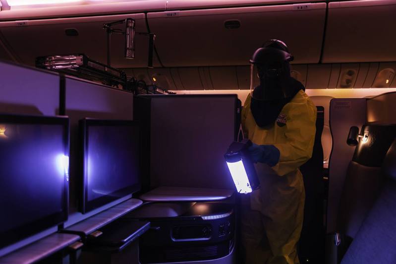 卡達航空會定期派員用紫外線消毒機艙，以讓乘客飛得安心。卡達航空提供