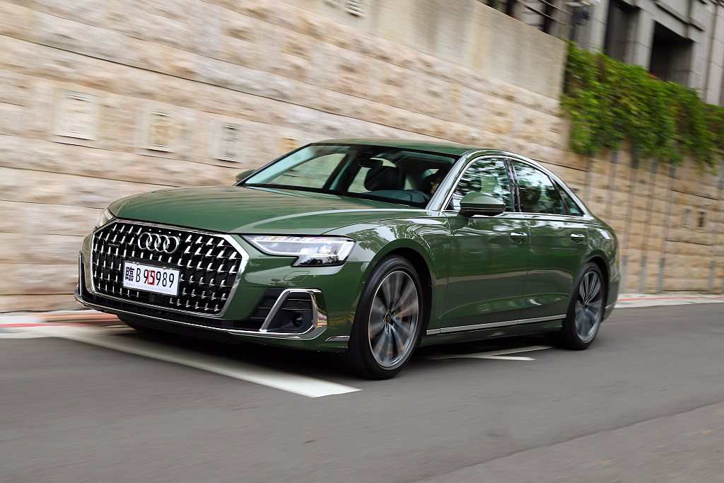 獨特的「金屬軍裝綠」不僅搶眼更跳出Audi A8大型旗艦房車的既有框架。 記者張振群／攝影
