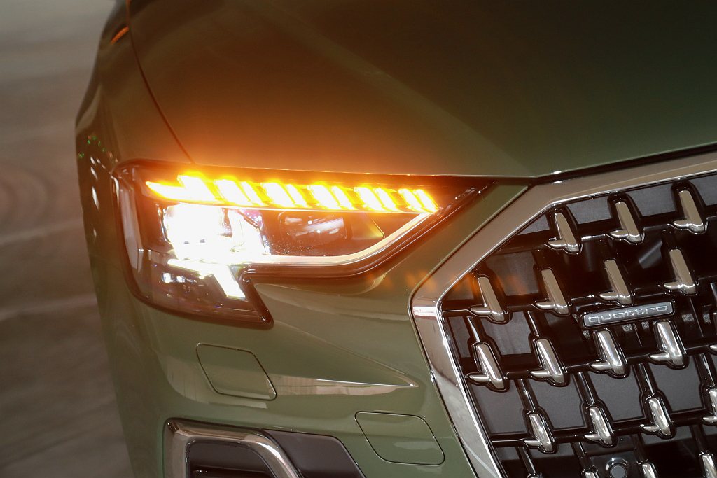 全新設計的HD高階矩陣式LED頭燈與動態指示方向燈，於Audi A8 55 TF...