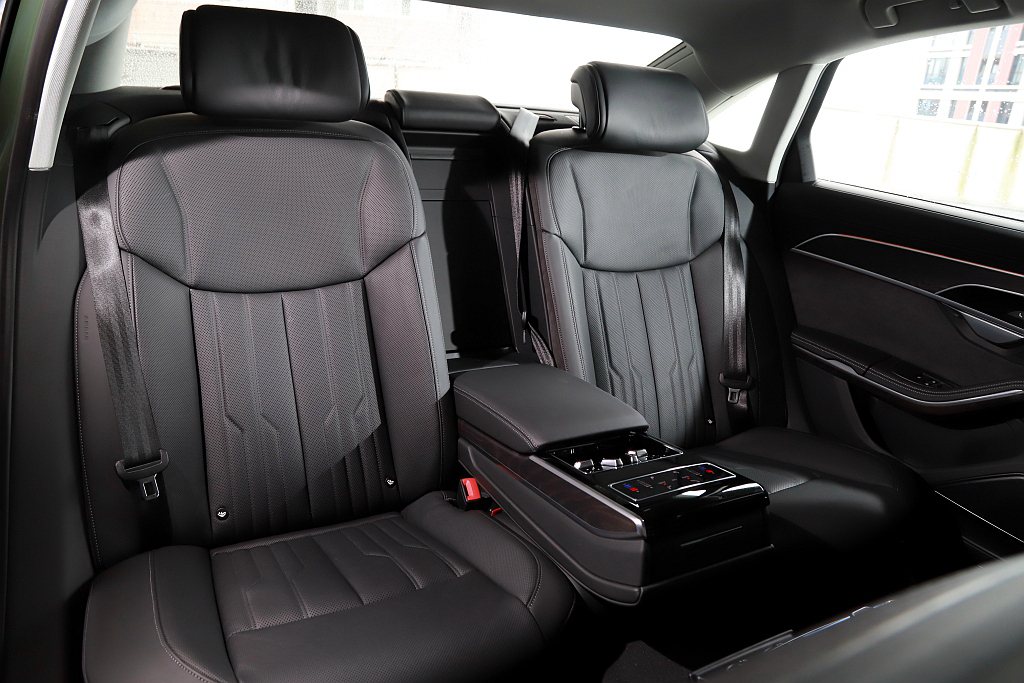 Audi A8 55 TFSI quattro享馭版後座標配雙電動調整座椅、電動...