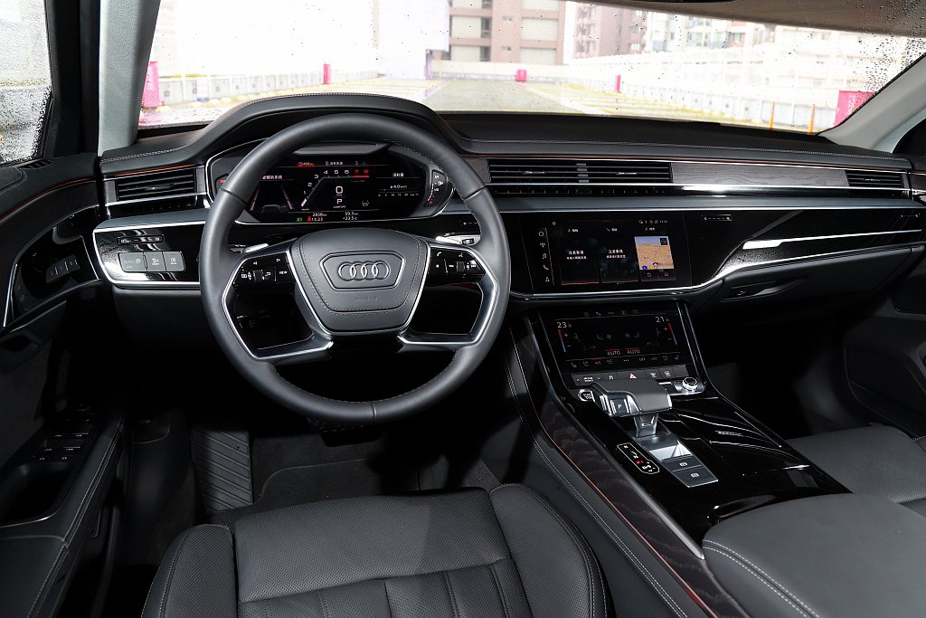 Audi A8 55 TFSI quattro享馭版駕駛艙標配Audi全數位虛擬...
