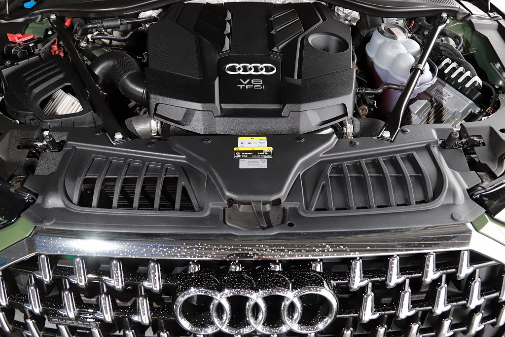 3.0L V6汽油渦輪引擎可爆發340hp最大馬力與51.0kgm峰值扭力，並搭...