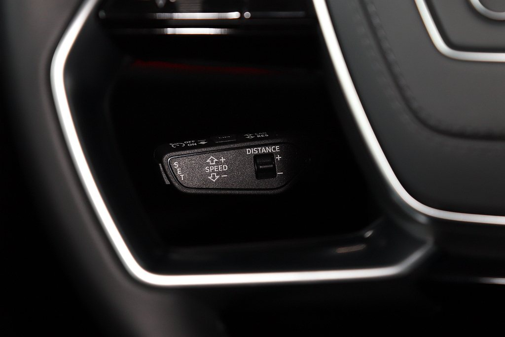 小改款Audi A8車系藉由方向盤左下方的獨立撥桿來啟動ACC主動式定速巡航控制...