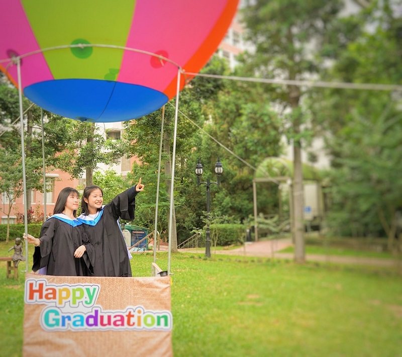 朝陽校園布置出現熱氣球，讓畢業生驚喜連連。 朝陽科大/提供