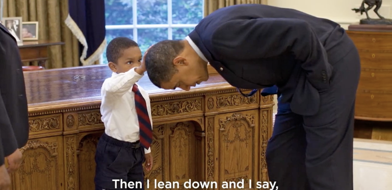美國男孩費拉德菲亞（Jacob Philadelphia）2009年在白宮與時任總統歐巴馬見面時，大膽摸了總統的頭一舉成名。圖／取自推特影片