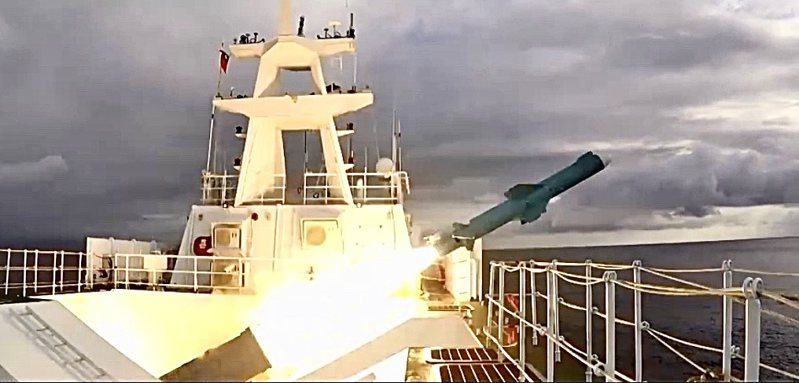 海巡安平艦射擊雄二反艦飛彈。圖／取自國防部「堅定守護 自助人助」影片