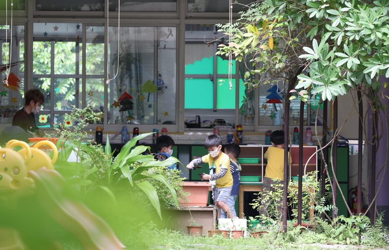 台北市教育局每年要編1.5億元左右的經費為中小學校舍修漏，專家表示，公共工程漏水情形時有所聞，長期下來是個無底錢坑。示意圖。圖／聯合報系資料照片