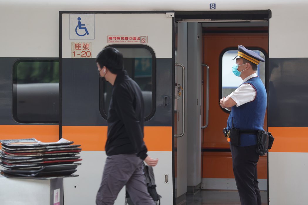 台鐵日前宣布停駛96列次非對號列車，但疫情仍在高原期，6月不排除停駛假日對號列車...