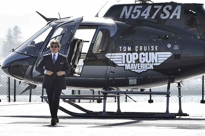 5月4日，影星湯姆克魯斯乘直升機降落在退役的美軍航空母艦中途島號上，參加捍衛戰士：獨行俠的全球首映宣傳活動。美聯社