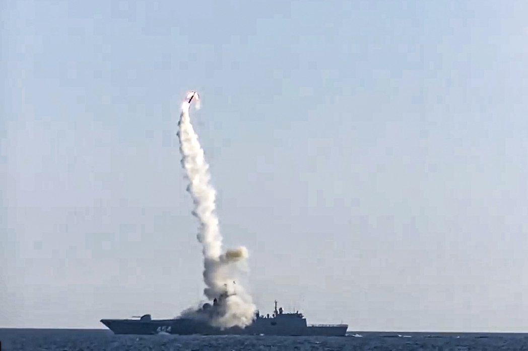 俄國國防部28日表示，他們成功試射鋯石極音速巡弋飛彈，其射程超過1000公里。圖...