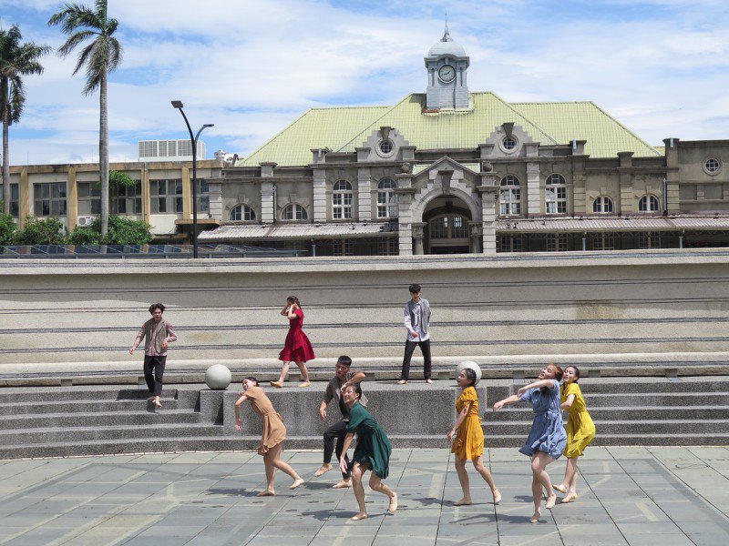 艸雨田舞蹈劇場在站前廣場、東門城等處推出環境劇場演出，希望以表演走進民眾生活。記者張裕珍／攝影