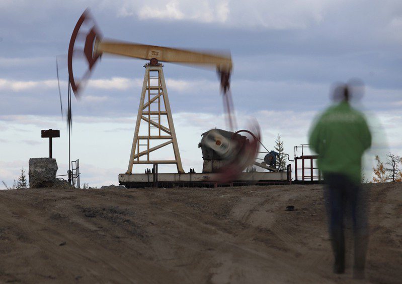 美銀預測，如果俄羅斯石油出口銳減，可能帶動布蘭特原油漲破每桶150美元。圖為俄羅斯Usinsk附近油田中的鑽油井。美聯社