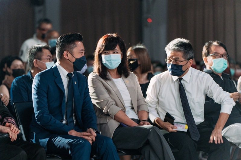 新竹市長林智堅（左）與副市長沈慧虹（中）今天到台北出席紀錄片全國首映會。圖／市府提供