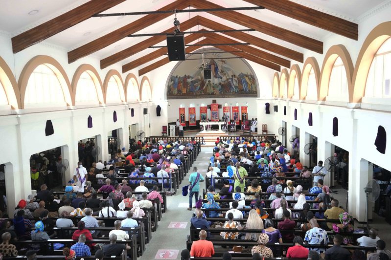 非洲奈及利亞南部河流州哈克特港市一座教堂28日發生踩踏事件，造成至少31人死亡。圖為該國天主教信徒今年4月15日在拉哥斯當地天主堂參加耶穌受難日禮拜，非案發現場。美聯社