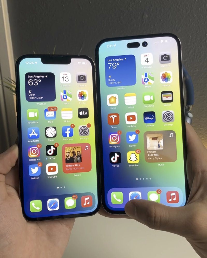 外媒將iPhone 13（左）與iPhone 14 Pro Max模型機放在一起，可見新款已將瀏海剪掉，改為橫向驚嘆號的挖孔螢幕設計。（翻攝自theapplehub推特）