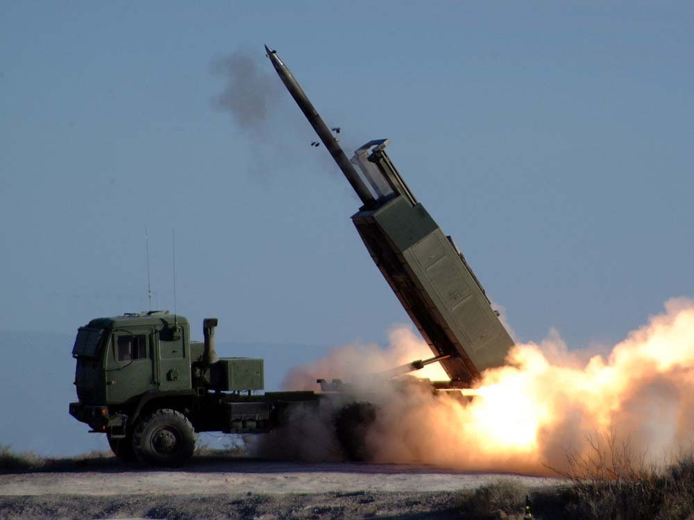 美國拜登政府考慮供應烏克蘭「海馬斯多管火箭系統」（HIMARS）M142發射器。...