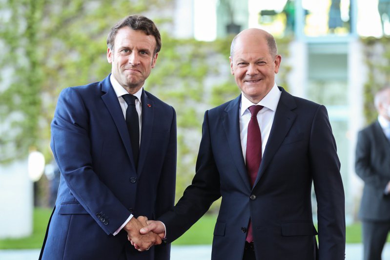法國總統馬克宏(左)和德國總理蕭茲(右)28日與俄羅斯總統普亭進行長達80分鐘的三方通話。圖為馬克宏9日訪問德國，與蕭茲會晤。新華社
