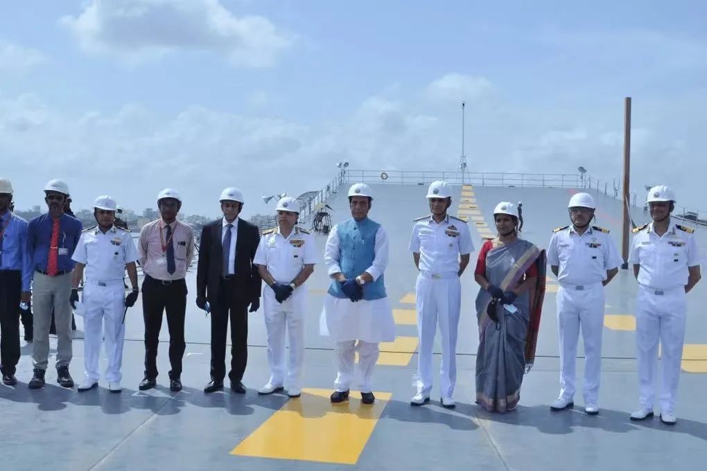 印度國防部長辛格（右五）早前登上「維克蘭特」號航母視察。（環球網）