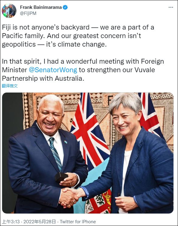 斐濟總理姆拜尼馬拉馬（左）打臉澳洲，在其推特上稱「斐濟不是任何人的後院」。圖右為澳洲外長黃英賢。（取自推特）
