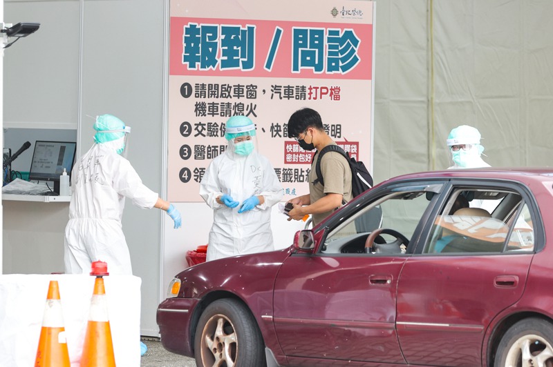 Omicron以輕症居多，台灣連三天確診死亡人數超過百人，破了千分之一指標防線，專家認為可能跟諸多就醫阻礙有關。圖為自由廣場設置的車來速領藥門診。記者曾原信／攝影