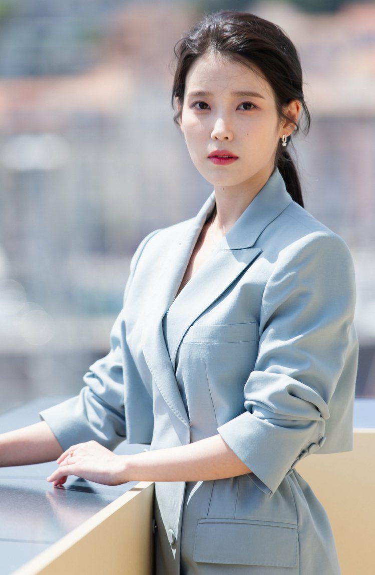 IU穿韓國品牌YCH的天空藍長版西裝式洋裝。圖／摘自Dispatch微博