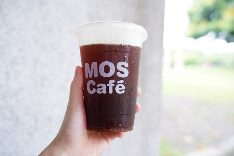 MOS Order App「安心取溫馨送」功能，提供咖啡、紅茶、蒟蒻等不同的產品優惠。圖／摩斯漢堡提供