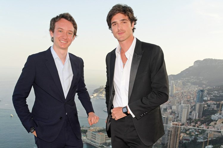在F1摩納哥大獎賽，泰格豪雅執行長Frédéric Arnault（左），親...