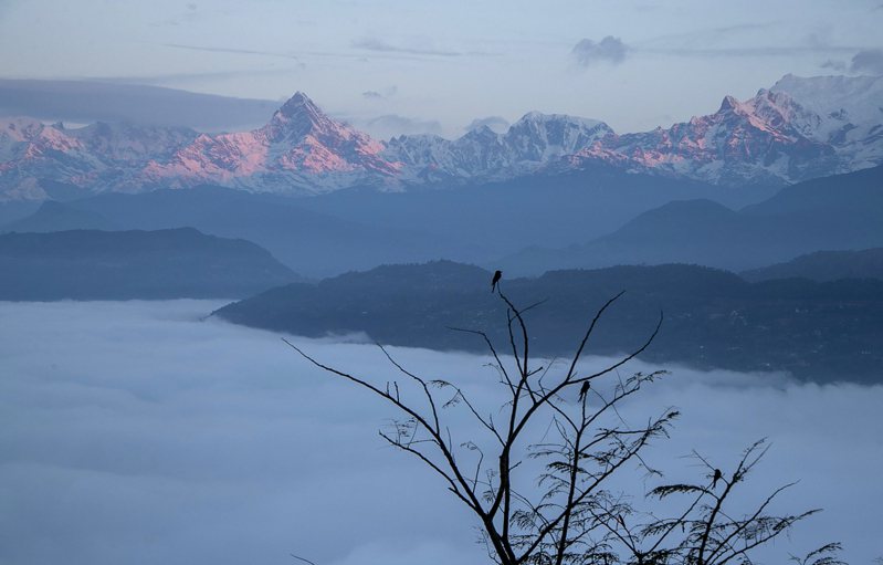 尼泊爾塔拉航空出事飛機當時由博卡拉飛往登山勝地喬姆松，圖為博卡拉附近山脈景色。美聯社