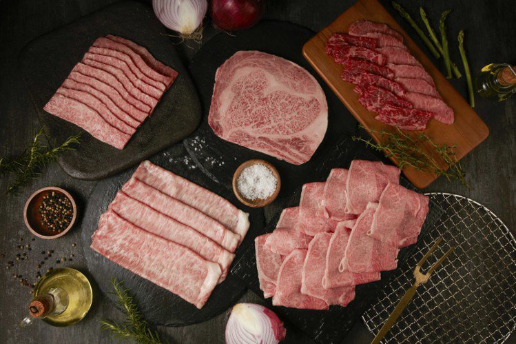 乾杯集團推出「日本A5和牛鍋 免運防疫箱」、「和牛福袋」等方案，主打大份量的肉品...