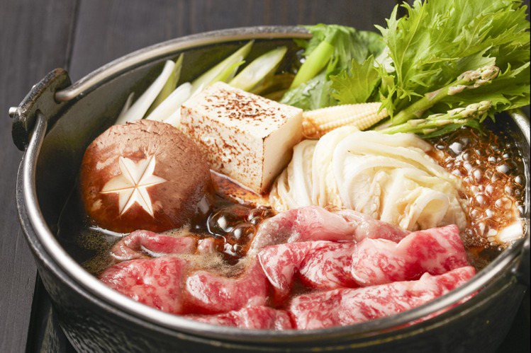「日本A5和牛鍋 免運防疫箱」可搭配壽喜燒湯底與烏龍麵。圖／乾杯提供